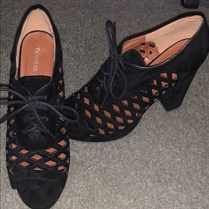 6inch toe out black block heel.